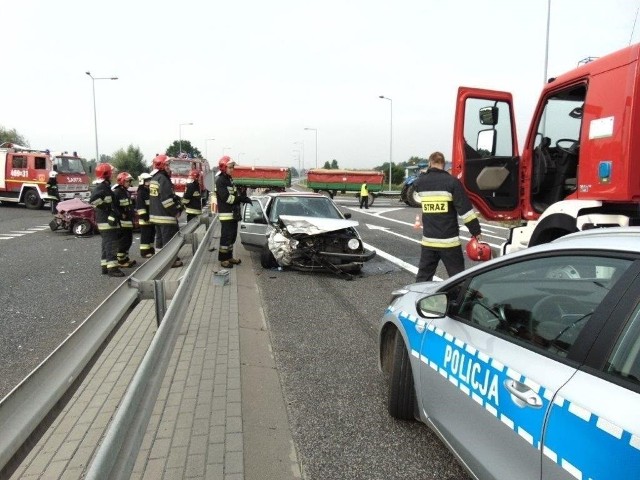 Dwie osoby zostały odwiezione do szpitala w wyniku zderzenia fiata cinquecento i vw golfa na obwodnicy Otmuchowa. Według wstępnych ustaleń pracujących na miejscu policjantów, kierująca fiatem, wyjeżdżając z drogi podporządkowanej, wymusiła pierwszeństwo na kierowcy volkswagena golfa. - Doszło do zderzenia, w wyniku którego do szpitala w Nysie zostały odwiezione kierująca fiatem i jej pasażerka - poinformował nas asp. Rafał Wandzel z Komendy Powiatowej policji w Nysie.Do zdarzenia doszło około godz. 7.40 na skrzyżowaniu DK 46 z drogą na Wójcice.Policjanci ustalają szczegółowe okoliczności zdarzenia.