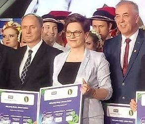 Wójt Brodów Marzena Bernat była na gali finałowej konkursu "Wójt Roku 2018". Dostała pióro od Prezydenta