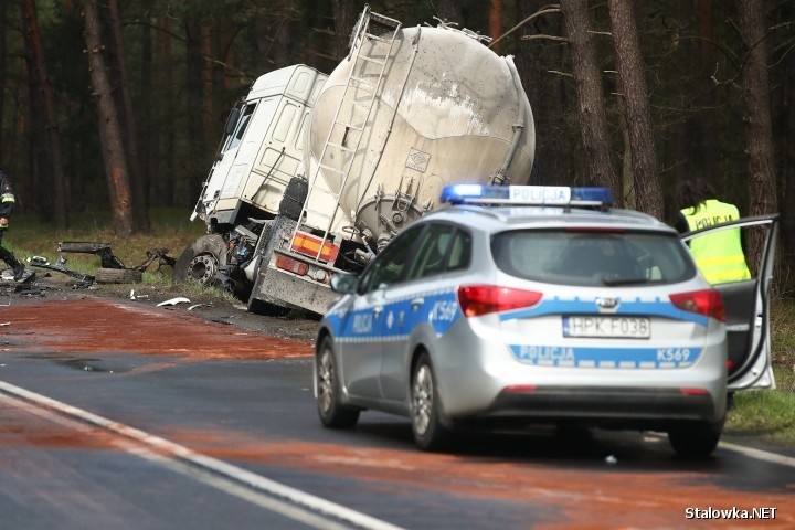 Wypadek na drodze 871 relacji Stalowa Wola - Tarnobrzeg. W zderzeniu opla z ciężarówką ranny został 47-letni kierowca auta osobowego!