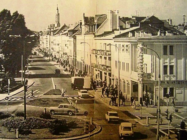 Słynny empik znajdował się na rogu Rynku Kościuszki i ulicy Sienkiewicza. Na zdjęciu z lat 50. zwraca uwagę pełna ludzi ulica Lipowa.