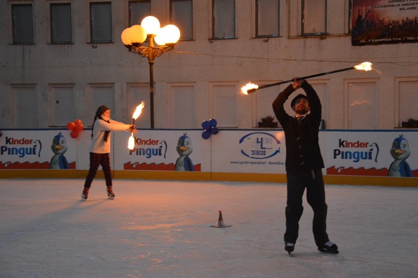 Sztuczne lodowisko w Stalowej Woli otworzyło widowisko z łyżwami i ogniem