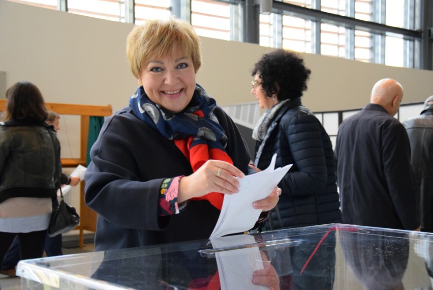 Wybory samorządowe 2018. Mieszkańcy Oświęcimia licznie ruszyli do urn. Głosował też Janusz Chwierut [ZDJĘCIA]