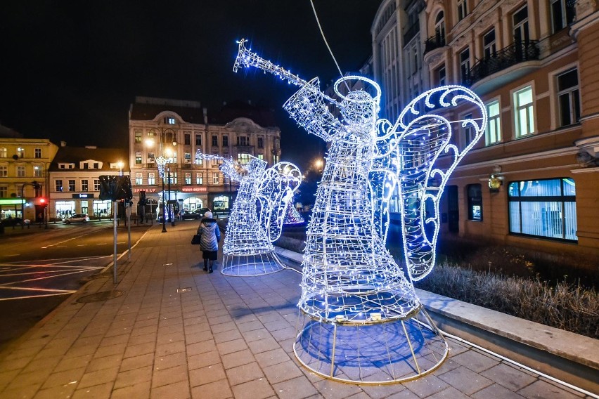 Bydgoszcz stroi się na święta Bożego Narodzenia. Na ulicach...