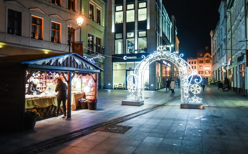 Bydgoszcz stroi się na święta Bożego Narodzenia. Na ulicach...