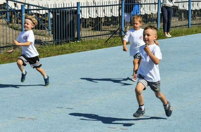 Dzisiaj na stadionie CWZS Zawisza przy ulicy Sielskiej dzieci z fordońskich przedszkoli oraz uczniowie fordońskich szk&oacute;ł podstawowych stanęli do wsp&oacute;łzawodnictwa w kilkunastu konkurencjach lekkoatletycznych w ramach II Fordońskiej Olimpiady Dzieci i Młodzieży.Organizatorem zawod&oacute;w była firma Abramczyk, kt&oacute;ra od początku istnienia związana jest z Fordonem.Celem imprezy była popularyzacja ruchu oraz aktywności fizycznej poprzez sport, a także zdrowy styl życia i nawyki żywieniowe.