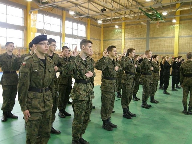 Ślubowanie uczniów klasy mundurowo-celnej Zespołu Szkół w Dąbrowie Białostockiej