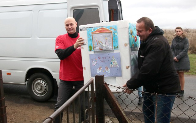 Wolontariusze akcji "Szlachetna paczka" w sobotę i niedzielę rozwożą prezenty do potrzebujących rodzin. Sobotnia akcja w Grudziądzu rozpoczęła się spotkaniem wolontariuszy i darczyńców w marinie. W podziękowaniu dla wolontariuszy zafundowano tort z logo akcji. Pierwszymi obdarowanymi dziś byli Agnieszka i Bronisław mieszkający przy Drodze Mazurskiej w Grudziądzu. Otrzymali całą masę prezentów, m.in. sprzęt AGD. Darczyńcami byli uczniowie oraz grono pedagogiczne Szkoły Podstawowej w Grucie (powiat grudziądzki). Szlachetne Paczki ledwo się zmieściły w niedużym mieszkaniu. Pani Agnieszka była w szoku, bo - jak mówi - tylu prezentów na raz nie widziała jak długo żyje. Obdarowani serdecznie dziękowali przyznając, że nie spodziewali się, że nadchodzące święta będą dla nich tak bogate.