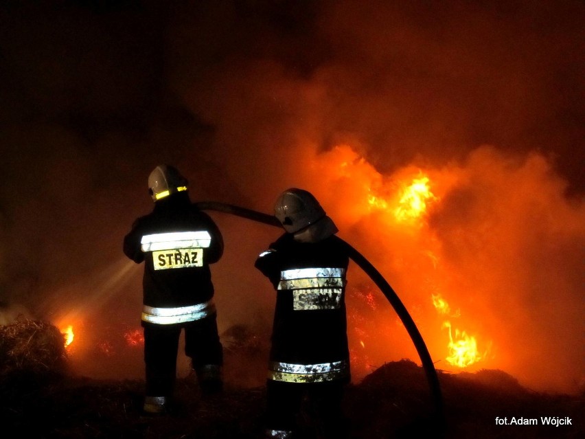 Pożar w gminie Karlino. W Karścinie płonął stóg siana.