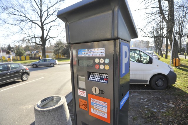 W godzinach 6-20 postój przed Full Marketem kosztuje złotówkę za pierwszą i drugą godzinę. Trzecia to 2 zł, a kolejne 5 złotych.