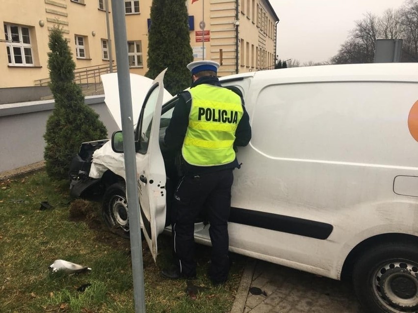 Wypadek przy bytowskiej komendzie policji.