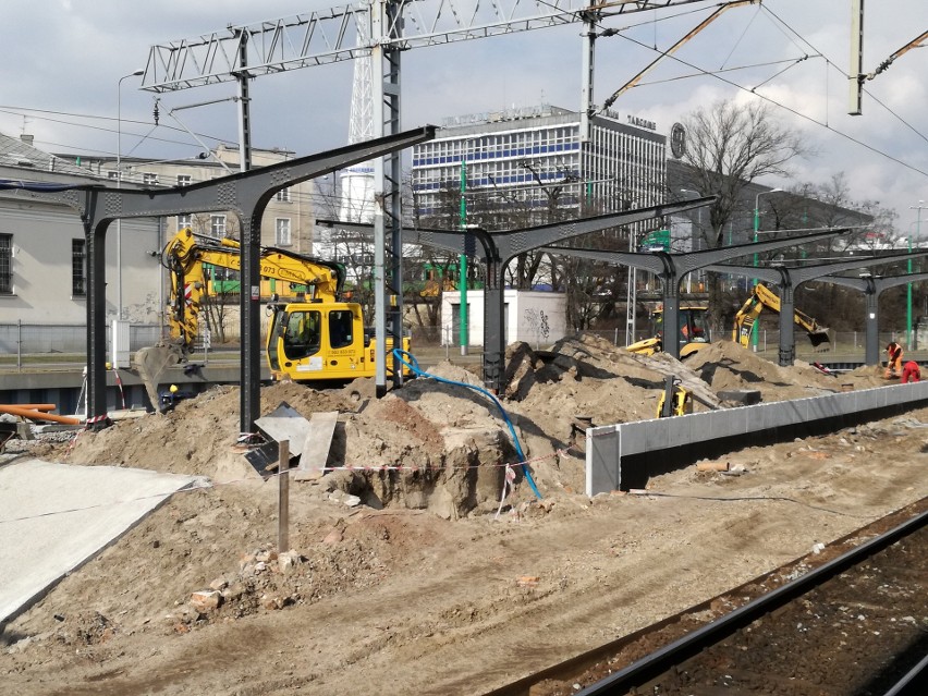 Trwają prace na terenie poznańskiego dworca kolejowego....