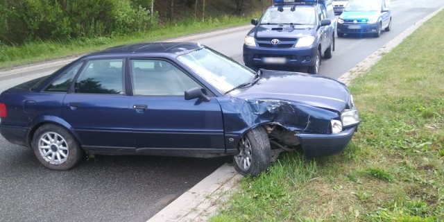 18-letni kierowca audi ściął latarnię na obwodnicy. Na szczęście ani on, ani jego pasażer nie odnieśli żadnych obrażeń.