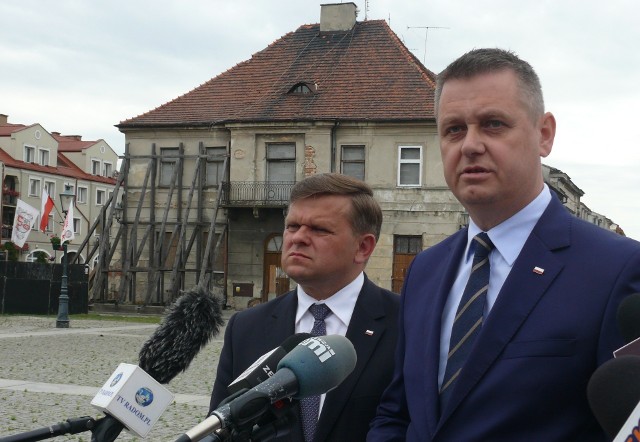 - Uciekają nam miliony przez nieudolną władzę w mieście - twierdzili wiceminister Wojciech Skurkiewicz i wicewojewoda Artur Standowicz.