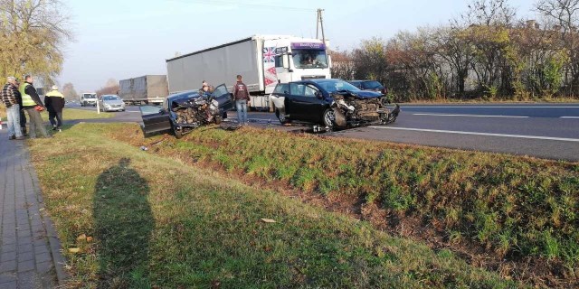 Jeszcze przez najbliższych kilkadziesiąt minut obowiązywał będzie ruch wahadłowy na drodze krajowej nr 10 w Czernikówku. Doszło tam do zderzenia dwóch aut osobowych. Na miejscu pracują policjanci.Po godz. 9 rano w czwartek na krajowej dziesiątce wydarzył się wypadek. Jadący od strony Warszawy hyundai wykonywał manewr skrętu w lewo na posesję. W tym momencie zderzył się z audi jadącym od Torunia. W wyniku tego zdarzenia oba auta zostały poważnie uszkodzone, a kierująca audi trafiła do szpitala z urazem nóg. Kiedy zabierała ją karetka, była przytomna. Na miejscu okoliczności zdarzenia wyjaśniają policjanci. Są utrudnienia w ruchu, który w Czernikówku odbywa się wahadłowo. Taka sytuacja może potrwać jeszcze kilkadziesiąt minut.