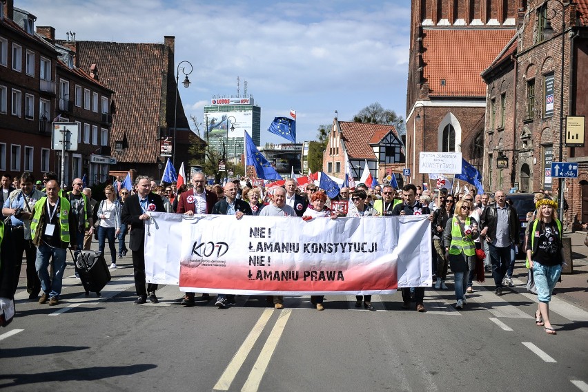 "Marsz wkurzonych" zorganizowany przez KOD w Gdańsku (3 maja...