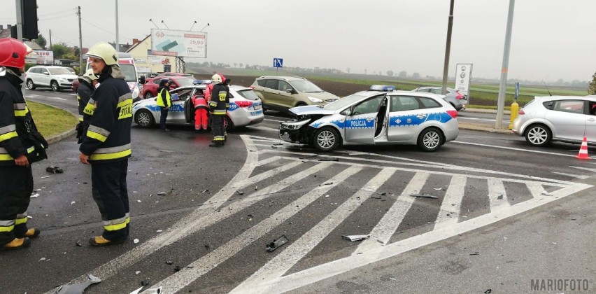 Zderzenie policyjnego radiowozu z renault na skrzyżowaniu...