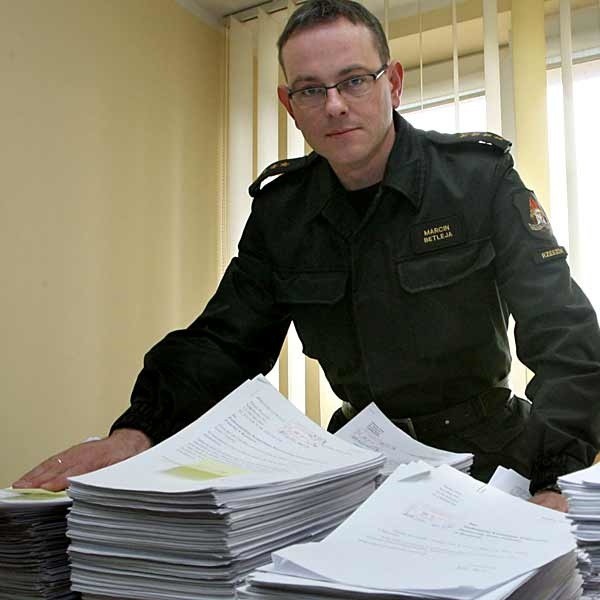 - Zainteresowanie pracą w straży pożarnej jest rekordowe. Podania od kandydatów zapełniły już dwie szafy - mówi kpt. Marcin Betleja z KW PSP w Rzeszowie.