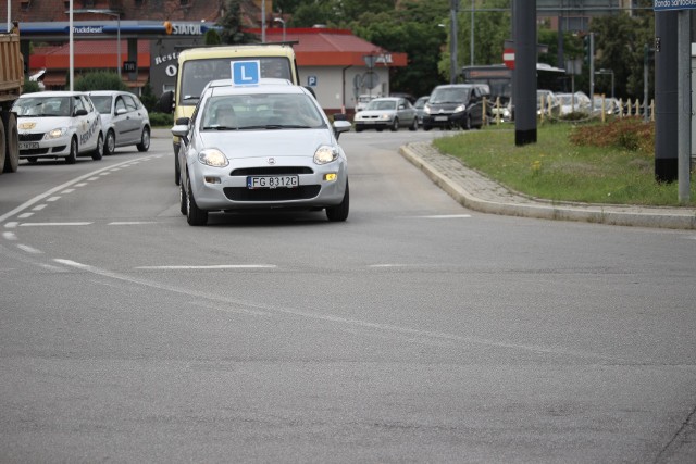 Rondo bez pasów to koszmar kierowców, zwłaszcza tym jeszcze niedoświadczonych i przejezdnych.