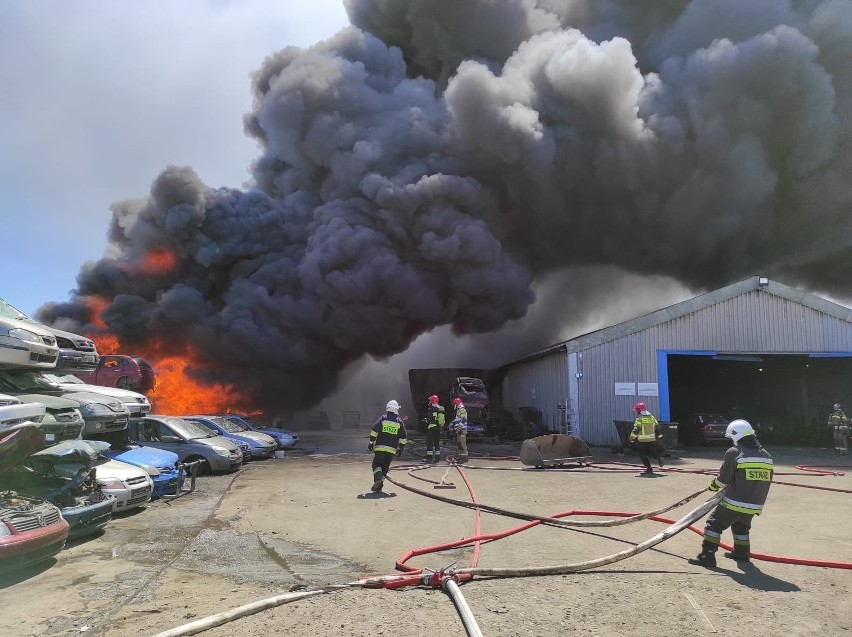Pożar stacji demontażu pojazdów w Stobnie - czerwiec 2021...