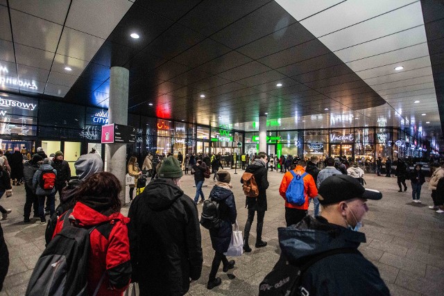 To już ostatni weekend przed Świętami Bożego Narodzenia. Ostatnie chwile przed świętami wrocławianie spędzili w sklepach, u fryzjera i na myjni, gdzie codziennie  ustawiają  się bardzo długie kolejki już od kilku dni. Zobaczcie w galerii zdjęć, jak wrocławianie przygotowują się do świąt.