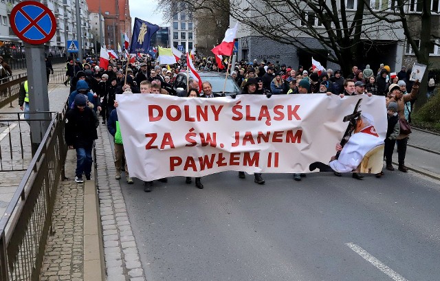 2 kwietnia 2023. Ponad 8000 osób przeszło ulicami Wrocławia podczas marszu w rocznicę śmierci Papieża Jana Pawła II.