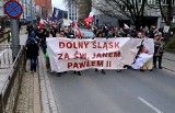 Marsz Pamięci papieża Jana Pawła II we Wrocławiu. 8000 osób przeszło przez miasto w rocznicę jego śmierci