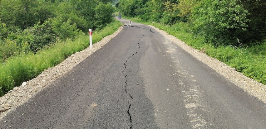 Powódź zniszczyła drogi w powiecie przemyskim. Trwa weryfikowanie strat [ZDJĘCIA]