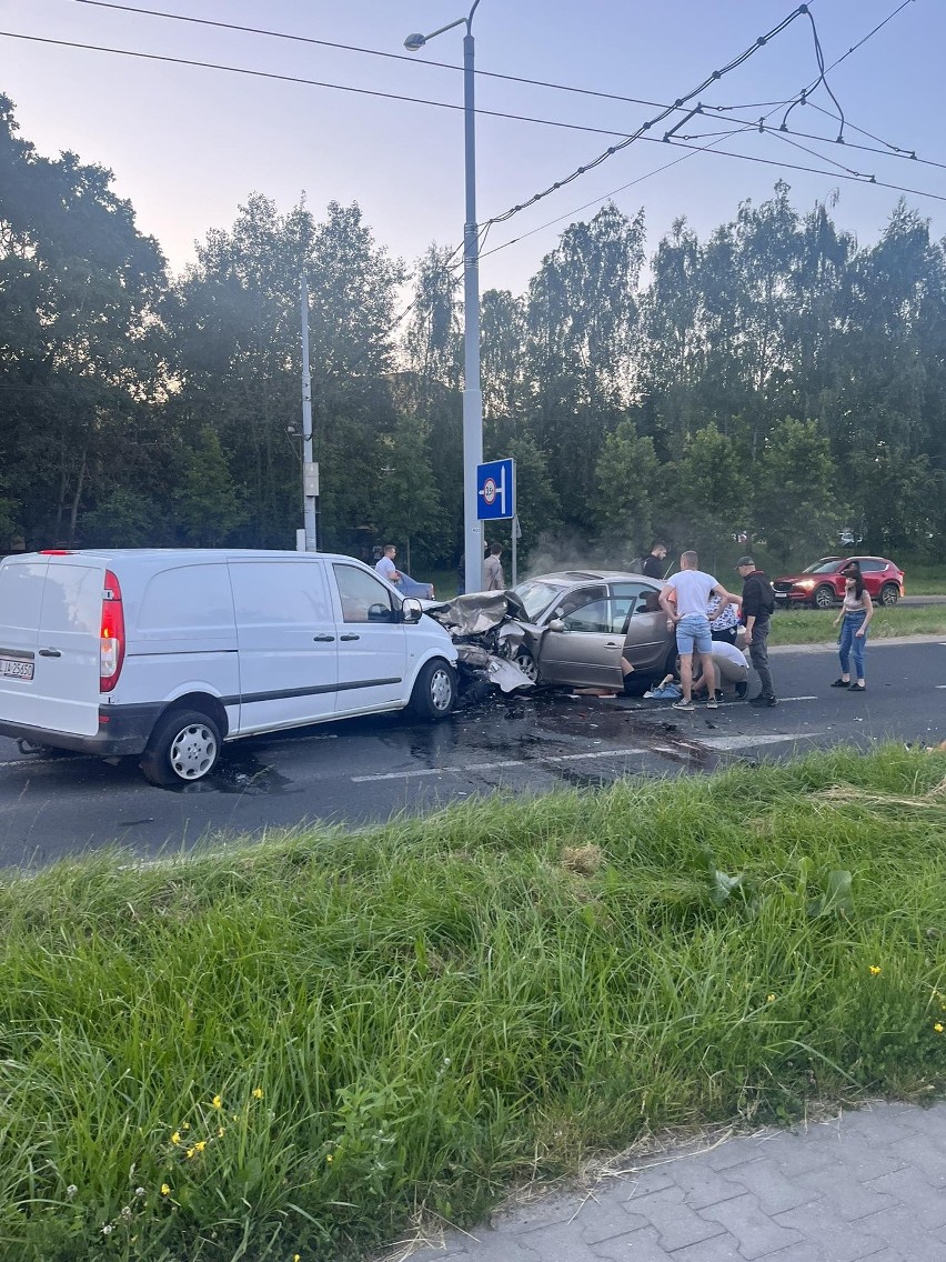 AKTUALIZACJA. Wypadek na ul. Jana Pawła II. Trzy osoby ranne