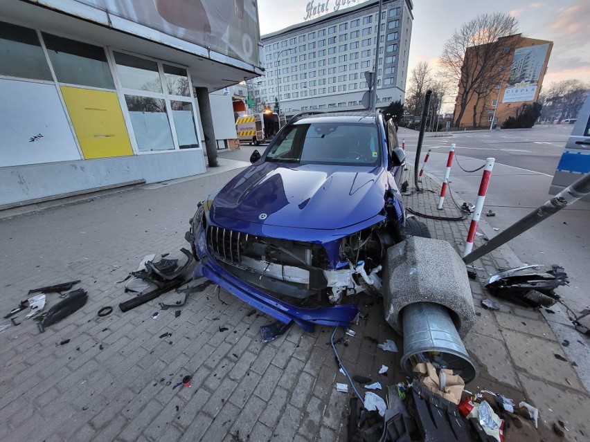 Pijany kierowca pojechał prosto i staranował kosz na śmieci