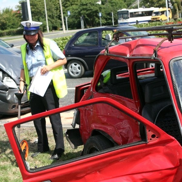 Kierowca fiata 126p, nie zważając na czerwone światło, wjechał na rondo i zderzył się z citroenem.