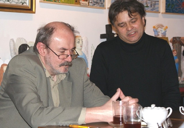 Krzysztof Nurkowski (z prawej) i Zdzisław Antolski spotkali się z miłośnikami literatury na wieczorze autorskim w kieleckim klubie Civitas Christiana.
