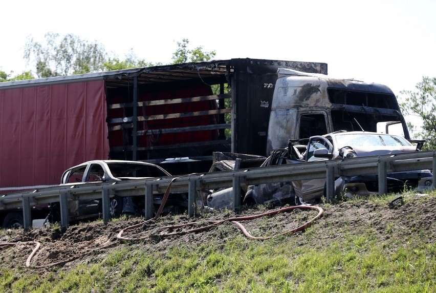 Śmiertelny wypadek pod Szczecinem w okolicy węzła Kijewo na S3. Pożar kilku aut, są ofiary śmiertelne [ZDJĘCIA]