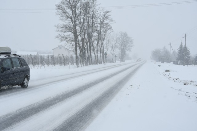 Bardzo trudne warunki panowały w sobotę przez cały dzień na drogach województwa świętokrzyskiego. Padający przez cały dzień z różną intensywnością śnieg dał się kierowcom we znaki.Przejechaliśmy trasą z Sandomierza do Kielc. Nawet na głównych drogach pokryta śniegiem nawierzchnia nie pozwalała rozwinąć prędkości większej niż 50 kilometrów na godzinę. O drogach bocznych lepiej nie mówić… W niektórych miejscach trudno było ocenić, gdzie kończy się asfalt i zaczyna pobocze .ZOBACZ WIĘCEJ ZDJĘĆ NA KOLEJNYCH SLAJDACH>>>