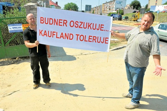 Pracownicy firmy, która była podwykonawcą robót przy budowie marketu Kaufland, protestowali wczoraj przed placem budowy, który znajduje się przy ulicy Okulickiego w Rzeszowie