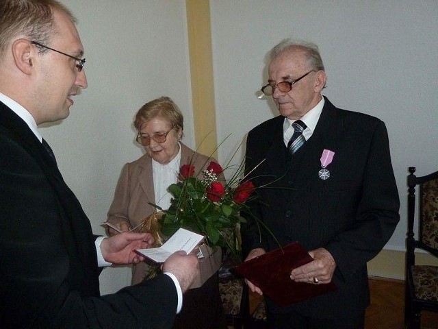 Anna i Jerzy Kiszkowie medale odebrali od wójta Jakuba Danielewicza