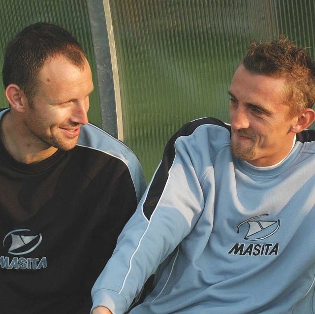 Bramkarz Marcin Feć (z lewej) i obrońca Krzysztof Janicki, a wraz z nimi kibice mogą odetchnąć z ulgą. Odra będzie grała na II-ligowych boiskach.