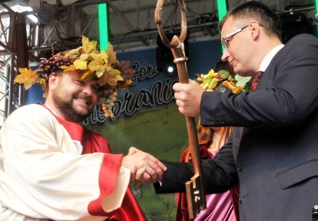 W sobotę o 14.00 prezydent Zielonej Góry Janusz Kubicki przekaże miasto we władanie Bachusowi. W taki sposób oficjalnie rozpocznie się Winobranie 2013