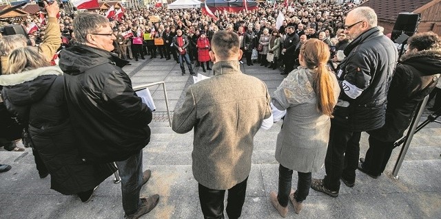 Podczas protestu zgromadziło się ponad tysiąc osób, które zademonstrowały sprzeciw wobec działania PiS oraz obecnego rządu.