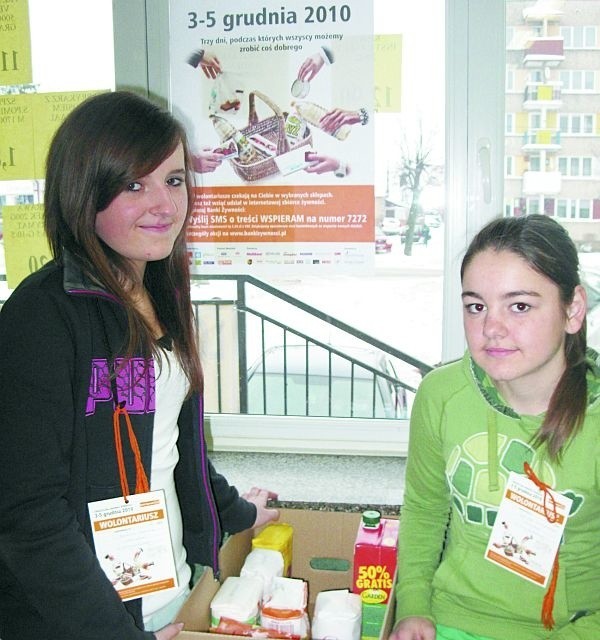 Kamila Kunda (z lewej) i Justyna Żarkowska zbierały żywność w sklepie sieci Lewiatan