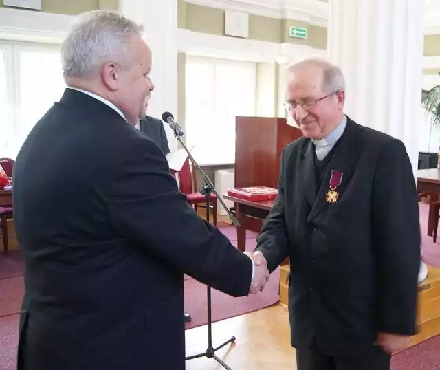 Ksiądz Józef Lizak został odznaczony Złotym Krzyżem Zasługi a medal wręczył mu Mirosław Karapyta, wojewoda podkarpacki.