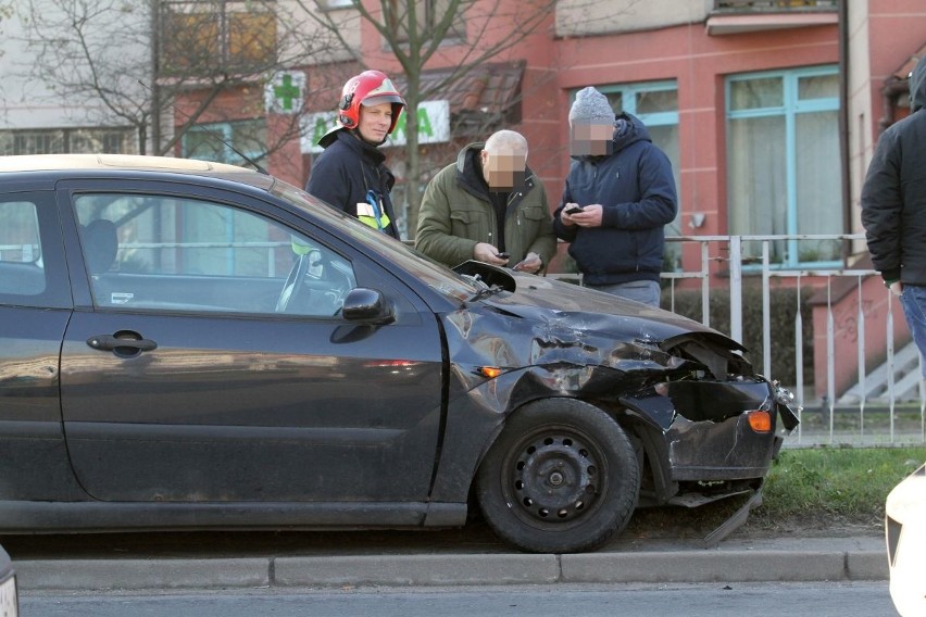 Wypadek przy Tesco. Ford wjechał w terenówkę [ZDJĘCIA]