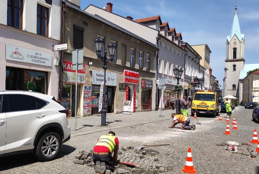 Na Rynku w Oświęcimiu trwa remont nawierzchni brukowej