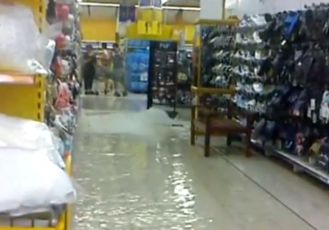 Woda wdarła się do hipermarketu Tesco