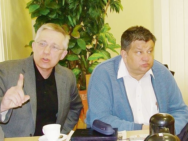 Prezes Czarnych Jerzy Woźniak (z prawej) zaznacza, że na utrzymanie klubu potrzeba ponad milion złotych. Obok trener Romuald Szukiełowicz