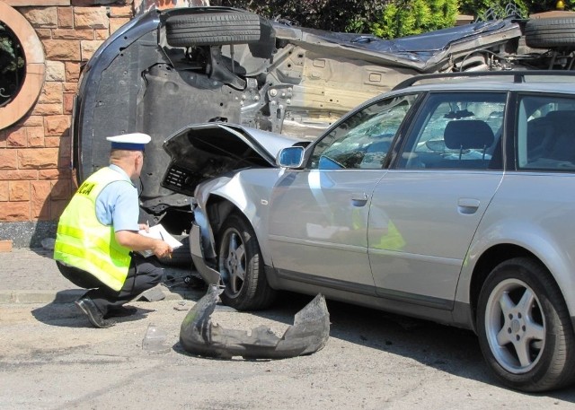 W wyniku zderzenia do szpitala trafiło pięć osób z forda i jedna z audi.