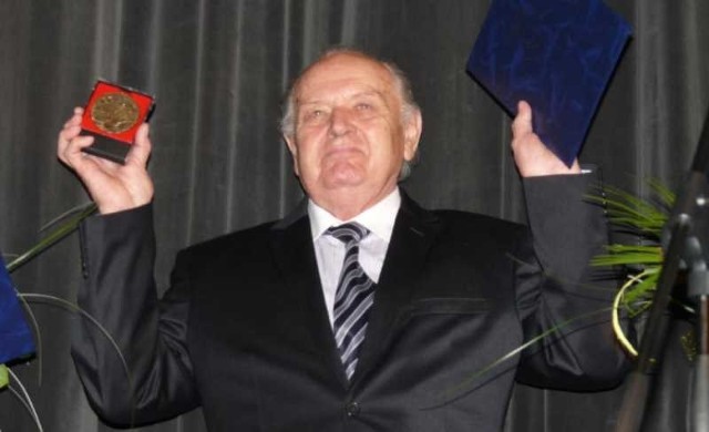 Jan Wroński, prezentuje medal "Zasłużony dla Jędrzejowa".