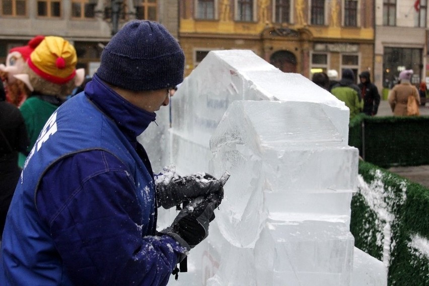 Wrocław: W Rynku rzeźbią lodową pocztówkę z miasta (ZDJĘCIA) 