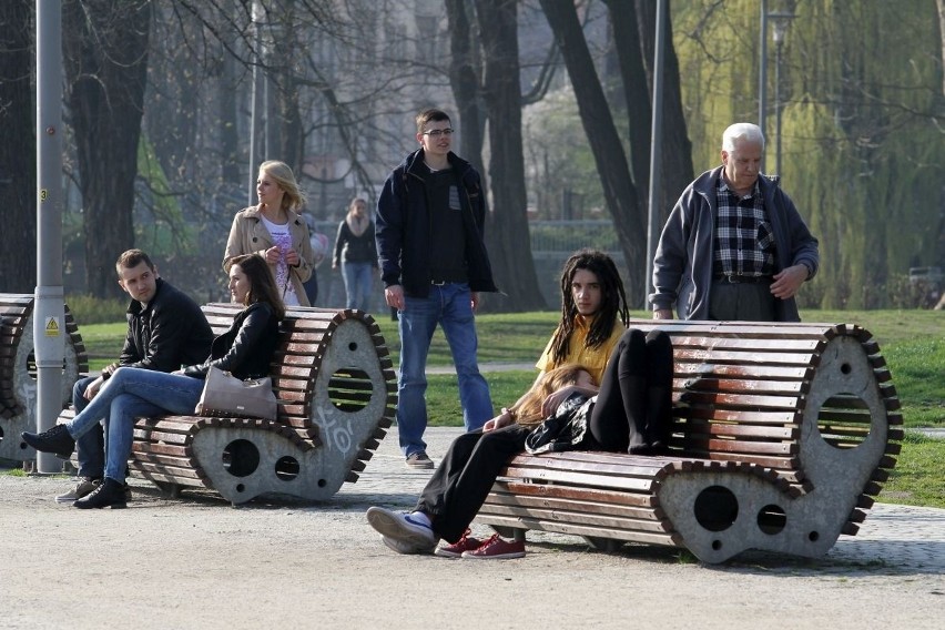 Wrocławianie na Wyspie Słodowej. Wiosenna pogoda zachęca [GALERIA]