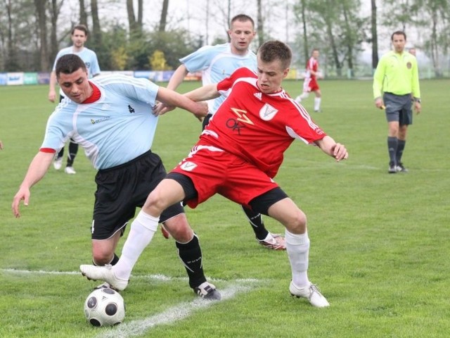 Marek Grendziak (z lewej) wiosną juz nie będzie grał z kolegami z Krasiejowa w III lidze.