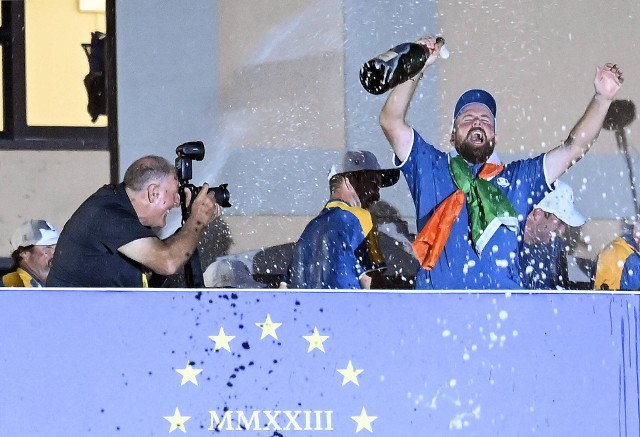 Shane Lowry po szampaniku podczas dekoracji zwycięzców od razu złapał właściwą tonację